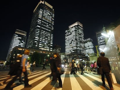 Viandantes en un paso de peatones en el centro de Tokio.