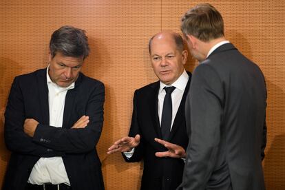 El canciller alemán, Olaf Scholz (en el centro), habla con el ministro de Economía, Robert Habeck (izquierda) y el de Hacienda, Christian Lindner, en la Cancillería el pasado 5 de octubre.