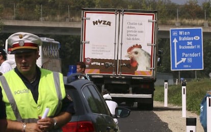 Un policia, darrere del camió on s'han trobat els cossos.