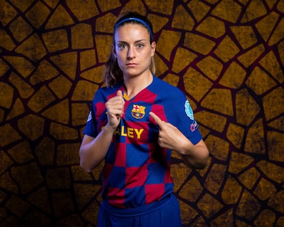 Alexia Putellas posa con la camiseta del Barcelona.