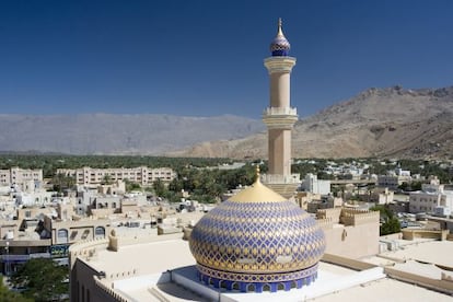 La cúpula y el minarete de la Gran Mezquita de Nizwa, en Omán.