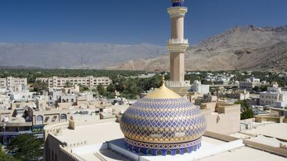La cúpula y el minarete de la Gran Mezquita de Nizwa, en Omán.