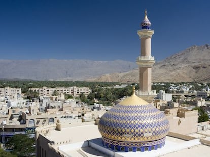 La cúpula y el minarete de la Gran Mezquita de Nizwa, en Omán.