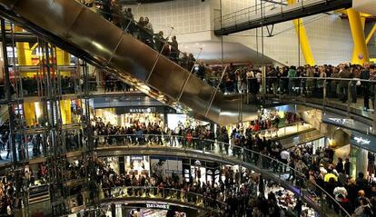 El centro comercial de Las Arenas, poco despu&eacute;s de abrir.