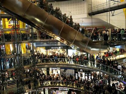 El centro comercial de Las Arenas, poco despu&eacute;s de abrir.