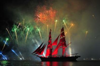 Un velero en el río Neva durante el Festival de las Velas Escarlatas, en San Petersburgo.