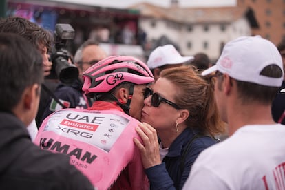 Del Toro recibe un beso de su madre en la meta.