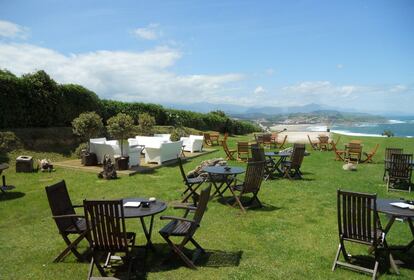 Terraza 'chil out' del hotel Gerra Mayor (Cantabria), instalada en un prado.