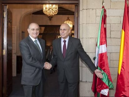 Saludo en el Palacio de Artaza (Getxo, Bizkaia) entre los responsables de Interior de los Gobierno central (Jorge Fernández Díaz), a la izquierda, y vasco, Rodolfo Ares.