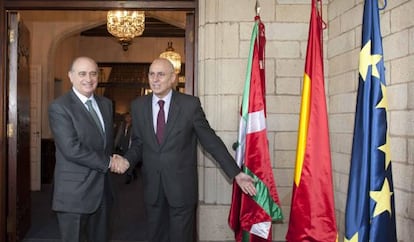 Saludo en el Palacio de Artaza (Getxo, Bizkaia) entre los responsables de Interior de los Gobierno central (Jorge Fernández Díaz), a la izquierda, y vasco, Rodolfo Ares.