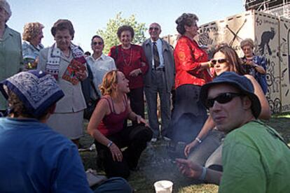 Un grupo de ancianos, ayer, durante una visita guiada a Festimad.