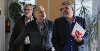 El secretario general de UGT, Pepe Álvarez, a la izquierda, con su homólogo de CC OO, Unai Sordo