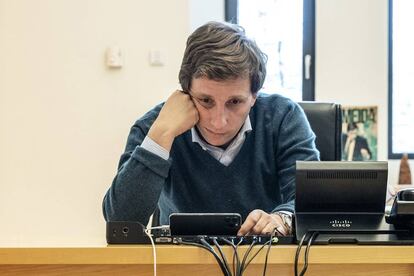 El Alcalde de Madrid, José Luis Martínez-Almeida, mantiene una videoconferencia desde su despacho.