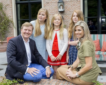 Los reyes de Holanda con sus hijas, Amalia, Adriana y Alejandra.