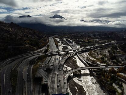Nubes se acumulan sobre Santiago (Chile), el 23 de mayo.