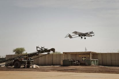 Lanzamiento de un dron desde el campamento de la ONU en Tombuct&uacute;.
