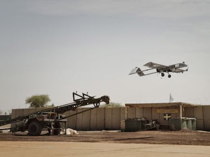 Lanzamiento de un dron desde el campamento de la ONU en Tombuct&uacute;.