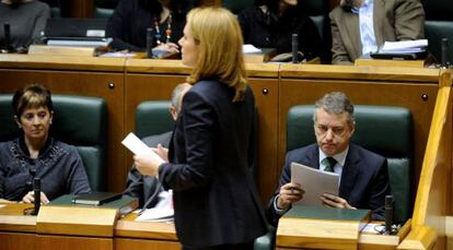 Quiroga pasa por delante del escaño de Urkullu durante el pleno de control.