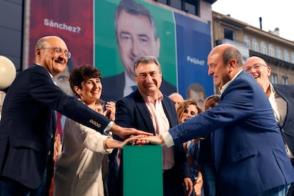 Aitor Esteban, en el centro, junto a (de derecha a izquierda) Mikel Legarda, Idoia Sagastizabal, Andoni Ortuzar y Joseba Agirretxea, en 2023 en Bilbao.