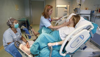 Una dona a punt de donar a llum.