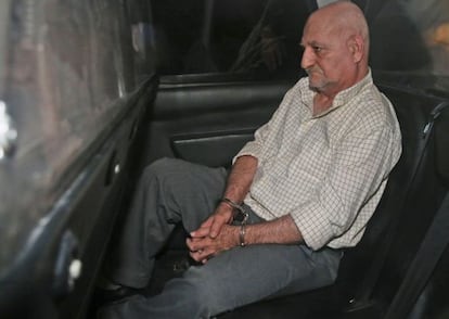 Galv&aacute;n in the police car which took him to a Madrid court after his arrest in Murcia.
