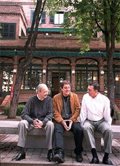 De izquierda a derecha, Juan Gelman, Luis García Montero y Darío Jaramillo, ayer en la Residencia de Estudiantes en Madrid.