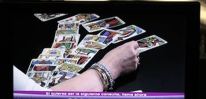 Imagen de un programa de televisión dedicado al tarot.