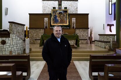 Ciro Russo, uno de los párrocos de Marano que ayuda a desfavorecidos.