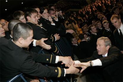 George W. Bush saluda a los militares de la academia de Maryland poco antes de pronunciar su discuso.