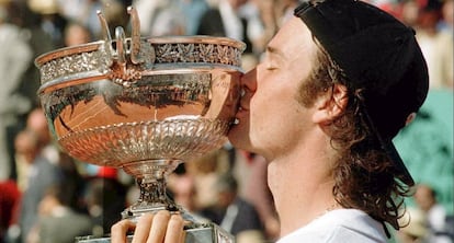 Moyà besa el trofeo de campeón de Roland Garros, el 7 de junio de 1998. / EFE