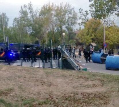 Policías alrededor de la barricada instalada esta madrugada.