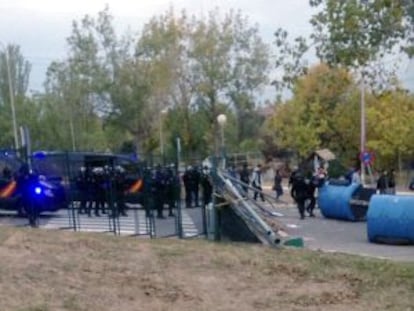 Policías alrededor de la barricada instalada esta madrugada.