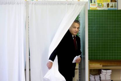 El primer ministro de Hungría, Víktor Orbán, se dispone a votar en el referéndum sobre la política de refugiados.