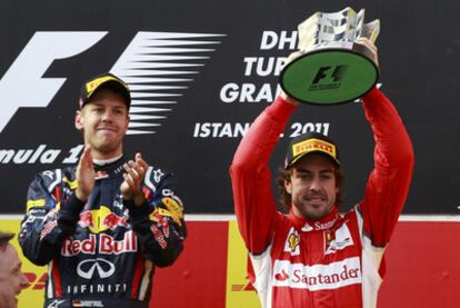 Vettel y Alonso celebran en el podio sus actuaciones en Turquía.