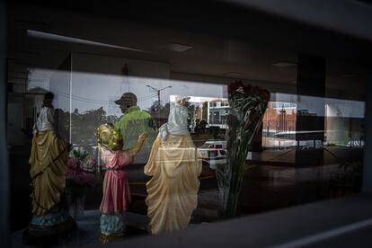 Figuras religiosas en la estación de policía en la ciudad de Bogotá