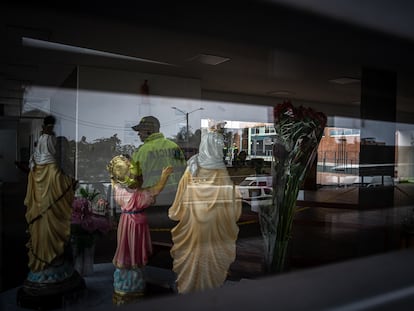 Figuras religiosas en la estación de policía en la ciudad de Bogotá.