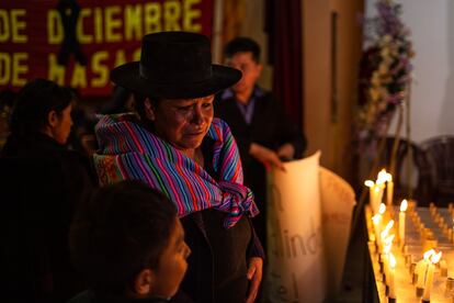 Una familiar de Jonathan Alarcon en el velorio en Ayacucho.