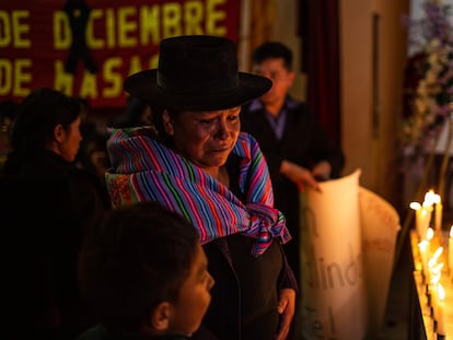 Una familiar de Jonathan Alarcon en el velorio en Ayacucho.