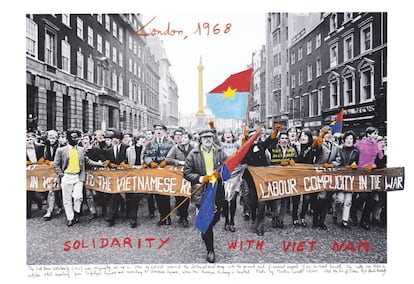 La fotografía original es de una manifestación en Londres, en 1968, contra la Guerra de Vietnam. Además de color, Brodsky escribe los mensajes que los manifestantes coreaban o llevaban en sus carteles.