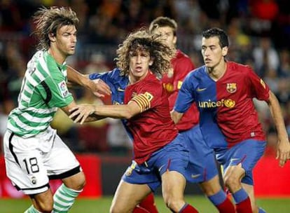 Varela lucha la posición con Puyol y Pedro.