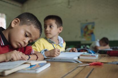 Unicef apoya al Ministerio de Educación de Colombia para implementar programas educativos flexibles que permitan a los estudiantes venezolanos recuperar materias y seguir las clases con normalidad pese a lo excepcional de su situación.