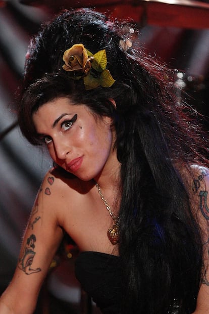 La desaparecida Amy Winehouse popularizó uno de los moños cardados más famosos del siglo XXI. Eyeliner y peinado XXL permanecerán en nuestra memoria con el sonido de Rehab como banda sonora.