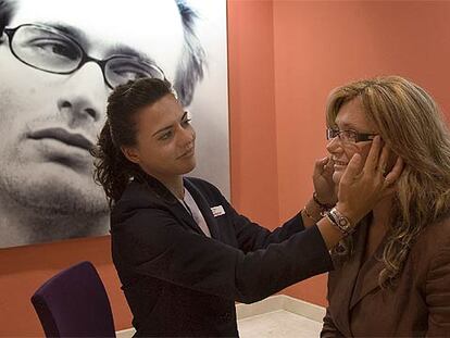 Una asesora de General Óptica prueba unas gafas a una cliente.