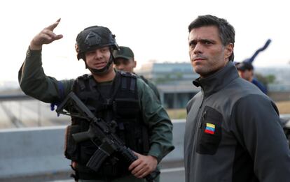 Leopoldo López, el dirigente opositor recientemente liberado, rodeado de militares, en la base aérea de La Carlota, situada a las afueras de Caracas, y a unos 15 kilómetros del palacio de Miraflores, sede de la Presidencia.