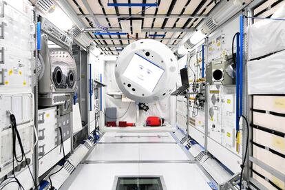 CIMON flotando en la Estaci&oacute;n Espacial Internacional.