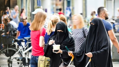 Dos mujeres llevan burka, en Frankfurt (Alemania)