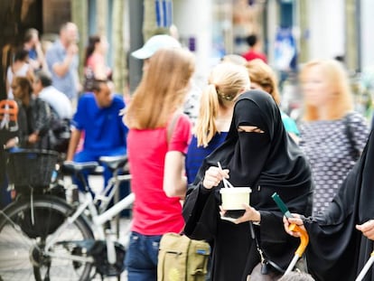 Dos mujeres llevan burka, en Frankfurt (Alemania)