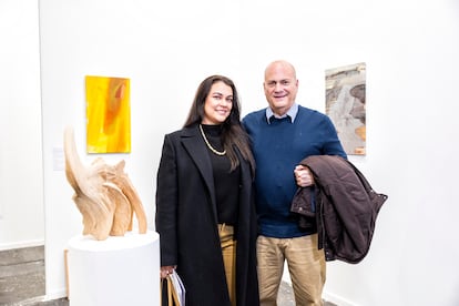 Esley Sánchez y Eduardo Rodríguez posan delante de una de las esculturas que captaron su atención durante la ronda por las galerías de ARCO.