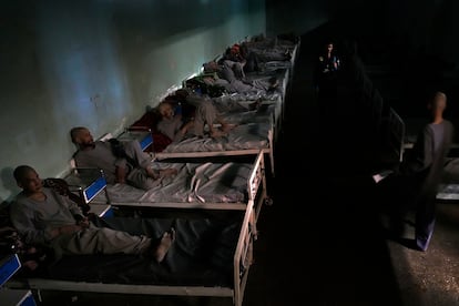 Varios toxicómanos descansaban en sus camas en una sala de desintoxicación en Kabul, el 29 de mayo. Los adictos son encerrados en barracas durante 45 días. 