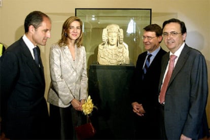 La Infanta Cristina, el presidente de la Generalitat Valenciana, Francisco Camps, el ministro de Administraciones Públicas y el alcalde de Elche, posan junto a la Dama.